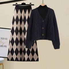 ブラック/セーター+ブラック/カットソー+アイボリー/スカート