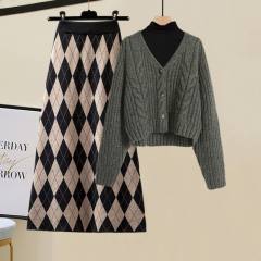 グリーン/セーター+ブラック/カットソー+アイボリー/スカート